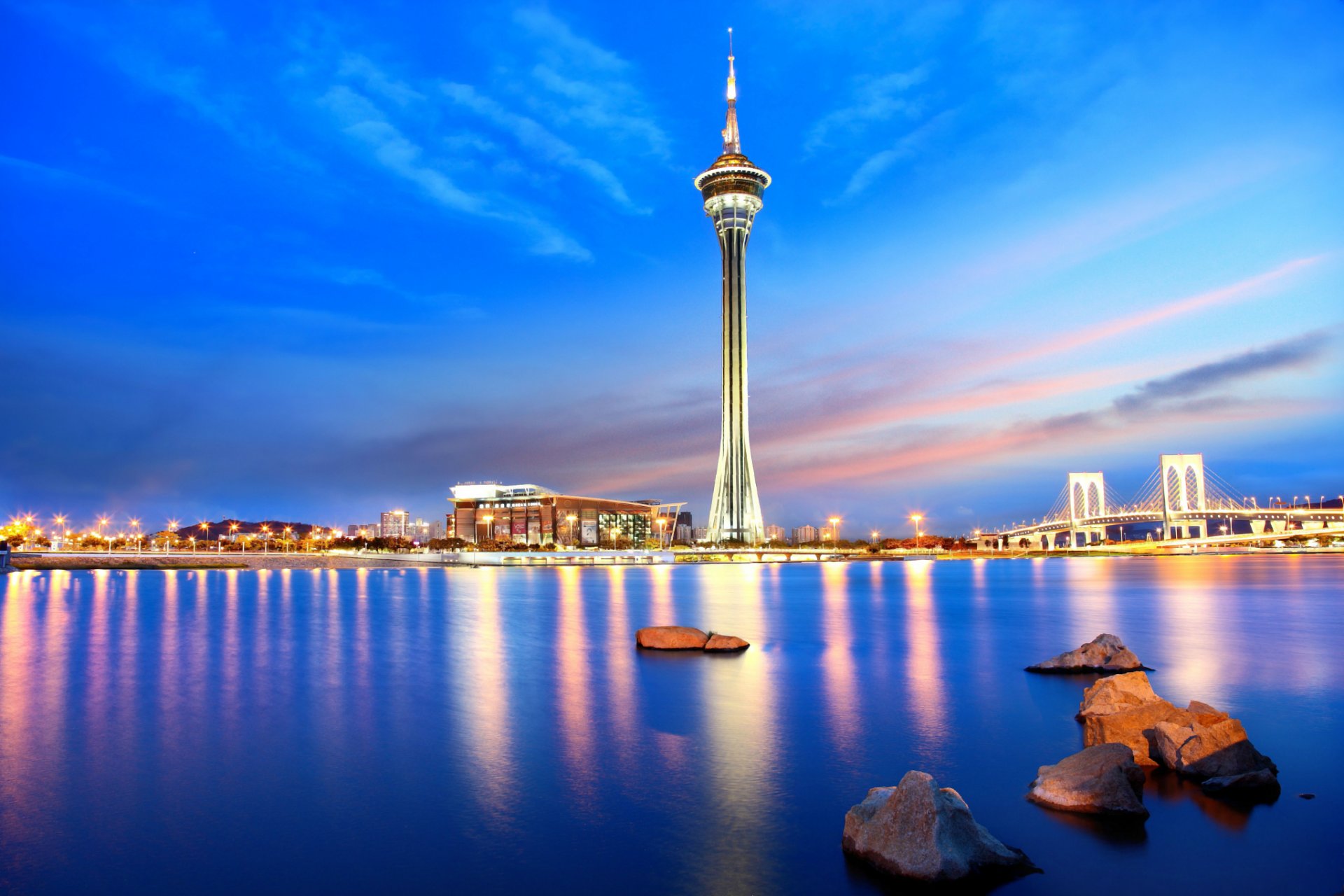 china macao malaysia stadt turm brücke meer abend beleuchtung