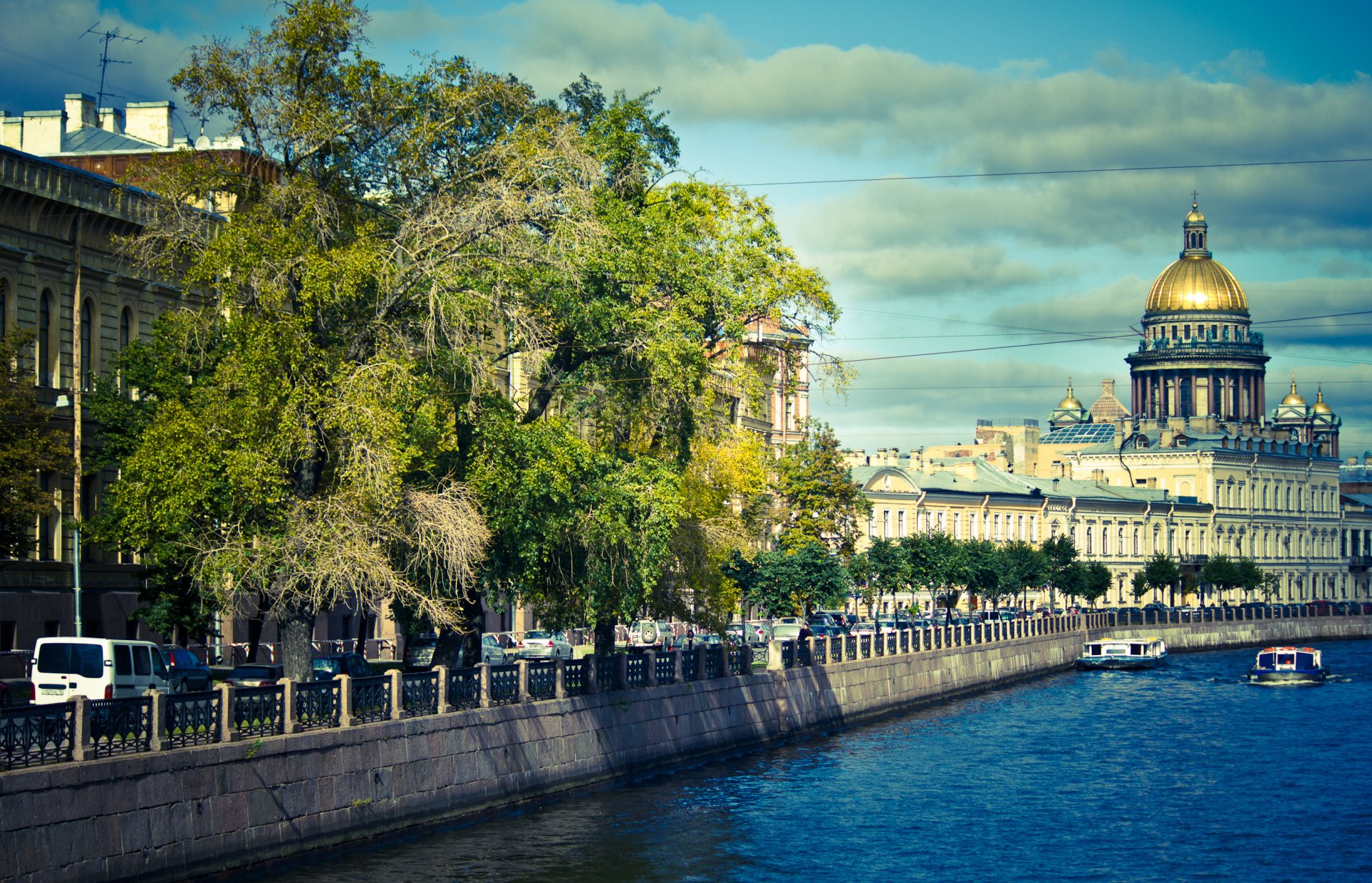 st. petersburg peter russland uferpromenade boote fluss häuser gebäude