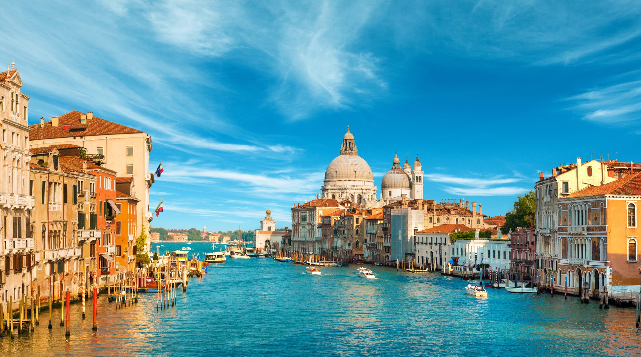 venecia italia basílica de santa maria della salute santa maria della salute catedral canal grande gran canal ciudad arquitectura edificios mar barcos canal góndolas cielo nubes