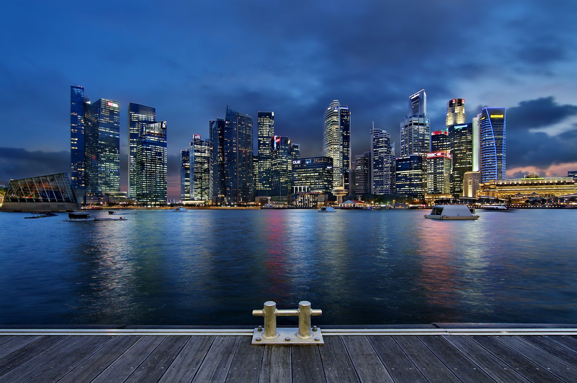 singapore giardini sulla baia notte architettura grattacieli lanterne cielo blu nuvole cielo blu città-stato metropoli luci illuminazione baia