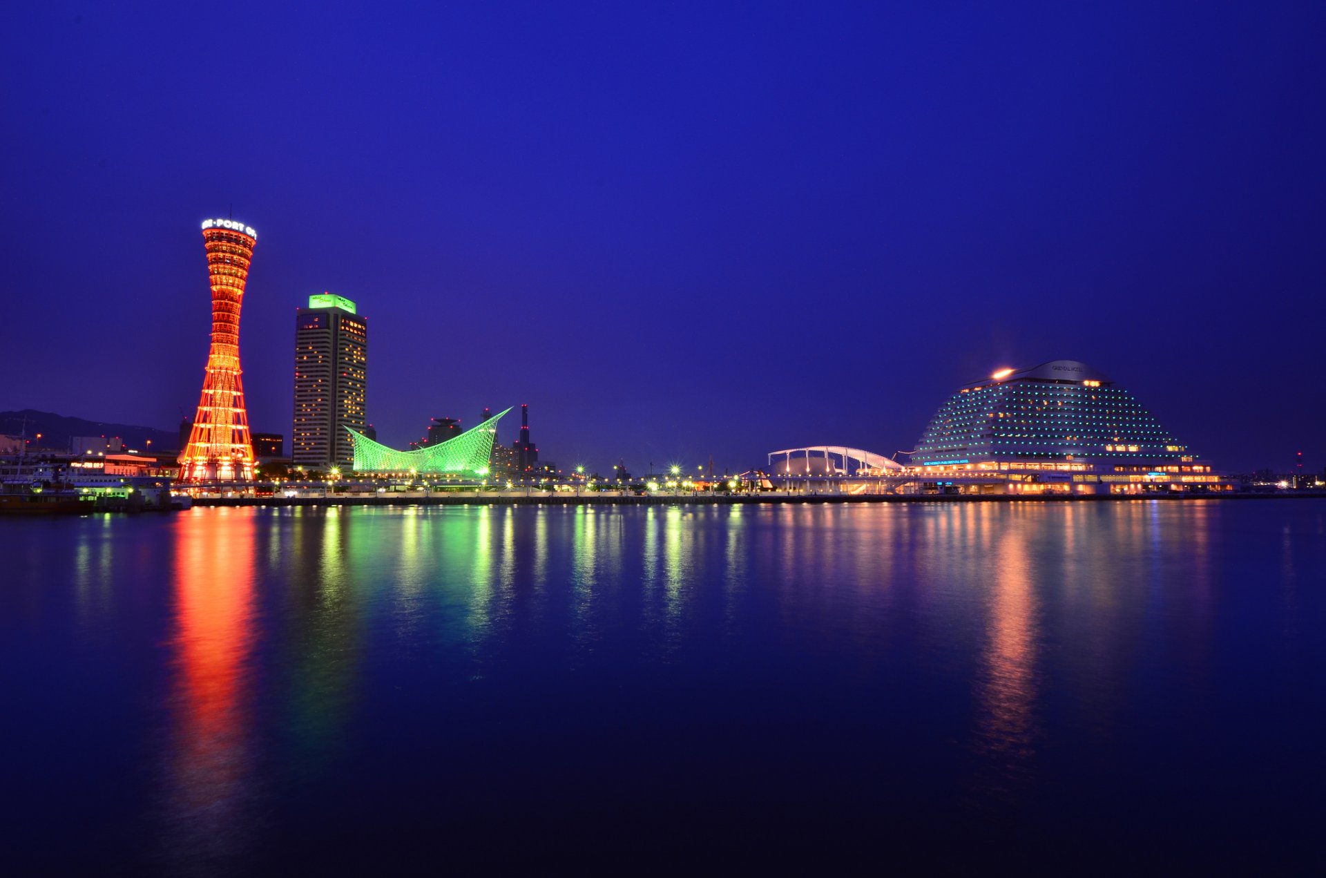 japan honshu kobe stadt hafen gebäude turm beleuchtung nacht blau himmel