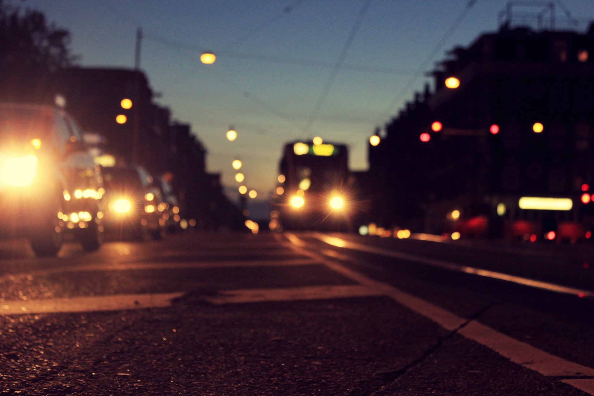 amsterdam paesi bassi olanda città sera crepuscolo strada asfalto segnaletica orizzontale tram auto bokeh luci