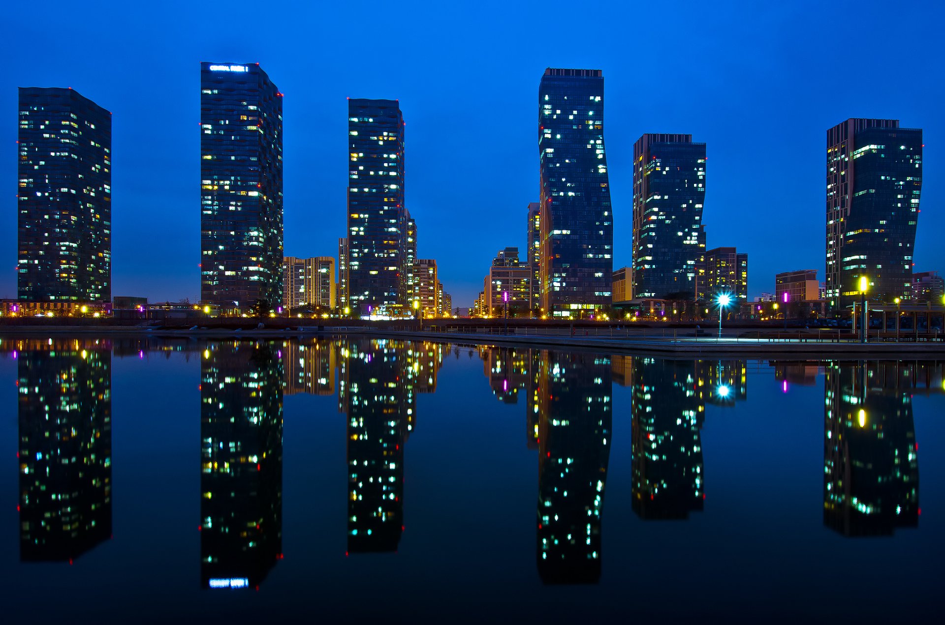 asia corea ciudad incheon songdo central park rascacielos casas agua reflexiones noche luces