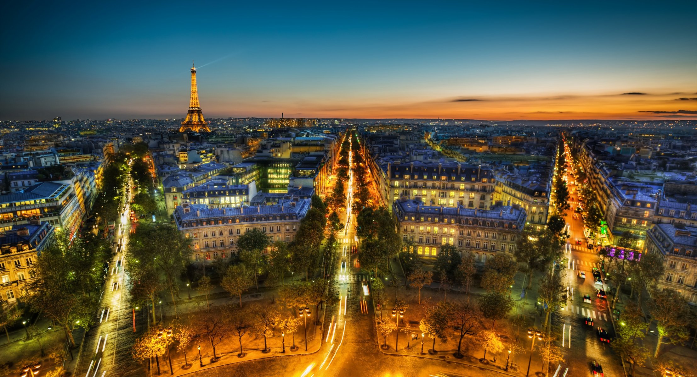 francja paryż ile de france ile de france miasto noc wieczór niebo chmury panorama wieża eiffla la tour eiffel domy budynki ulice drzewa drogi światła