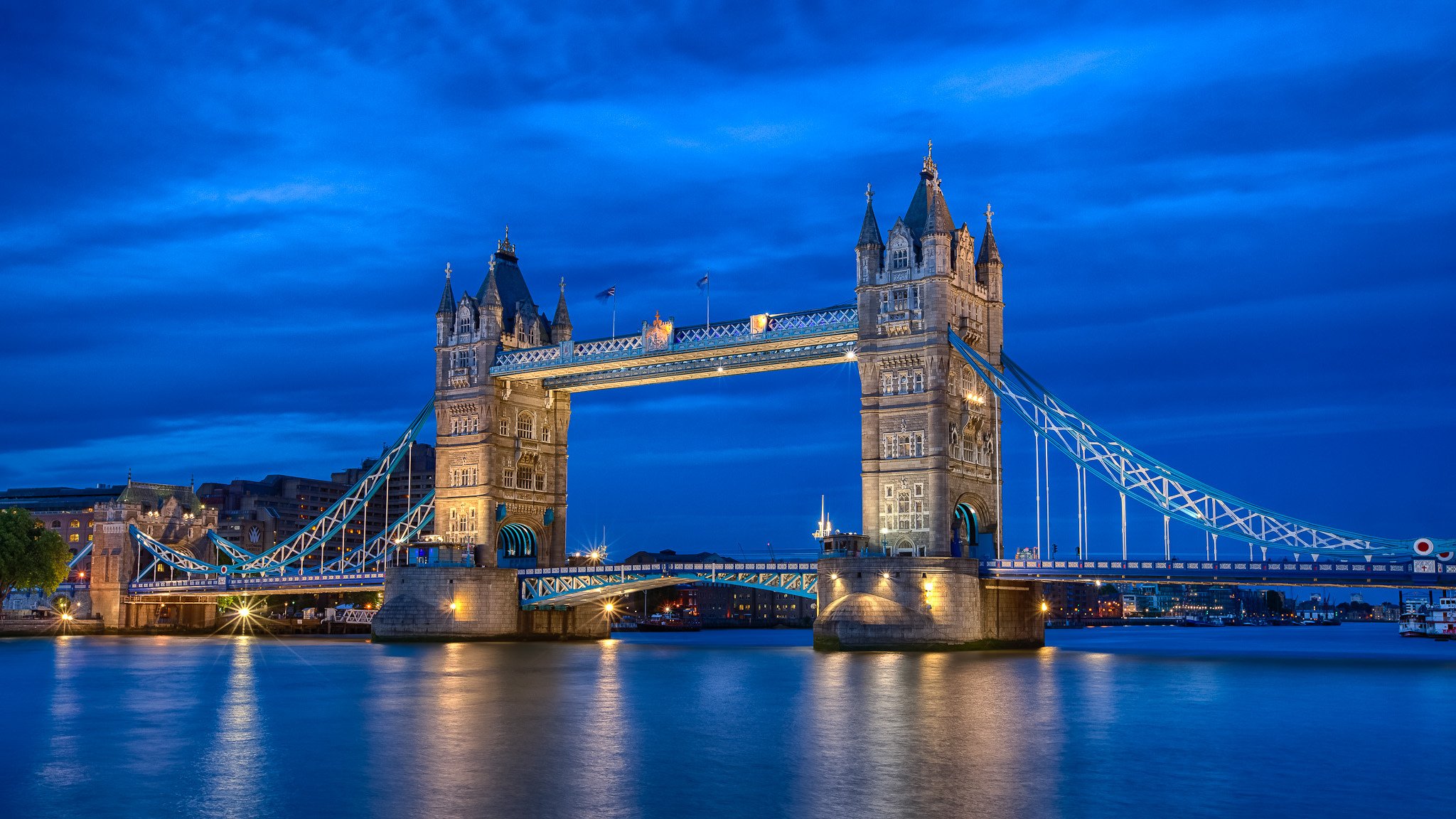 wielka brytania anglia londyn stolica rzeka tamiza tower bridge oświetlenie noc błękit niebo