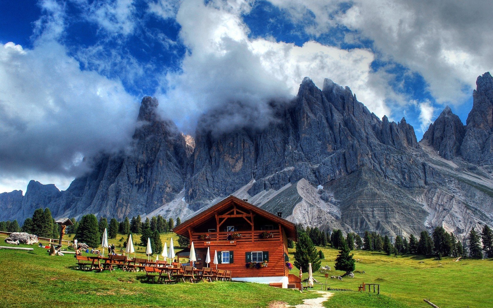 árboles casa montañas hierba nubes