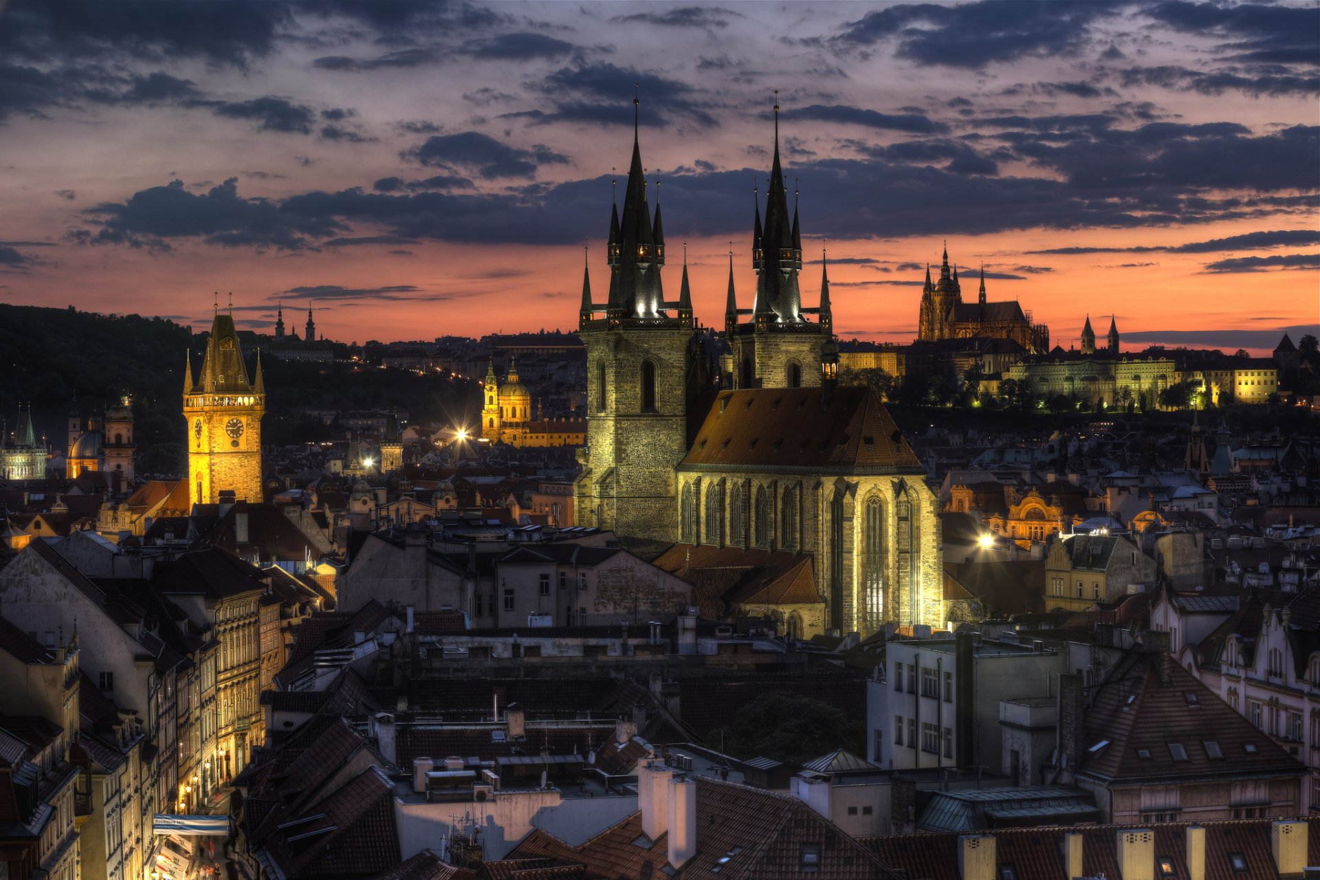 tschechien prag alter ort hauptstadt zentrum beleuchtung abend orange sonnenuntergang himmel wolken