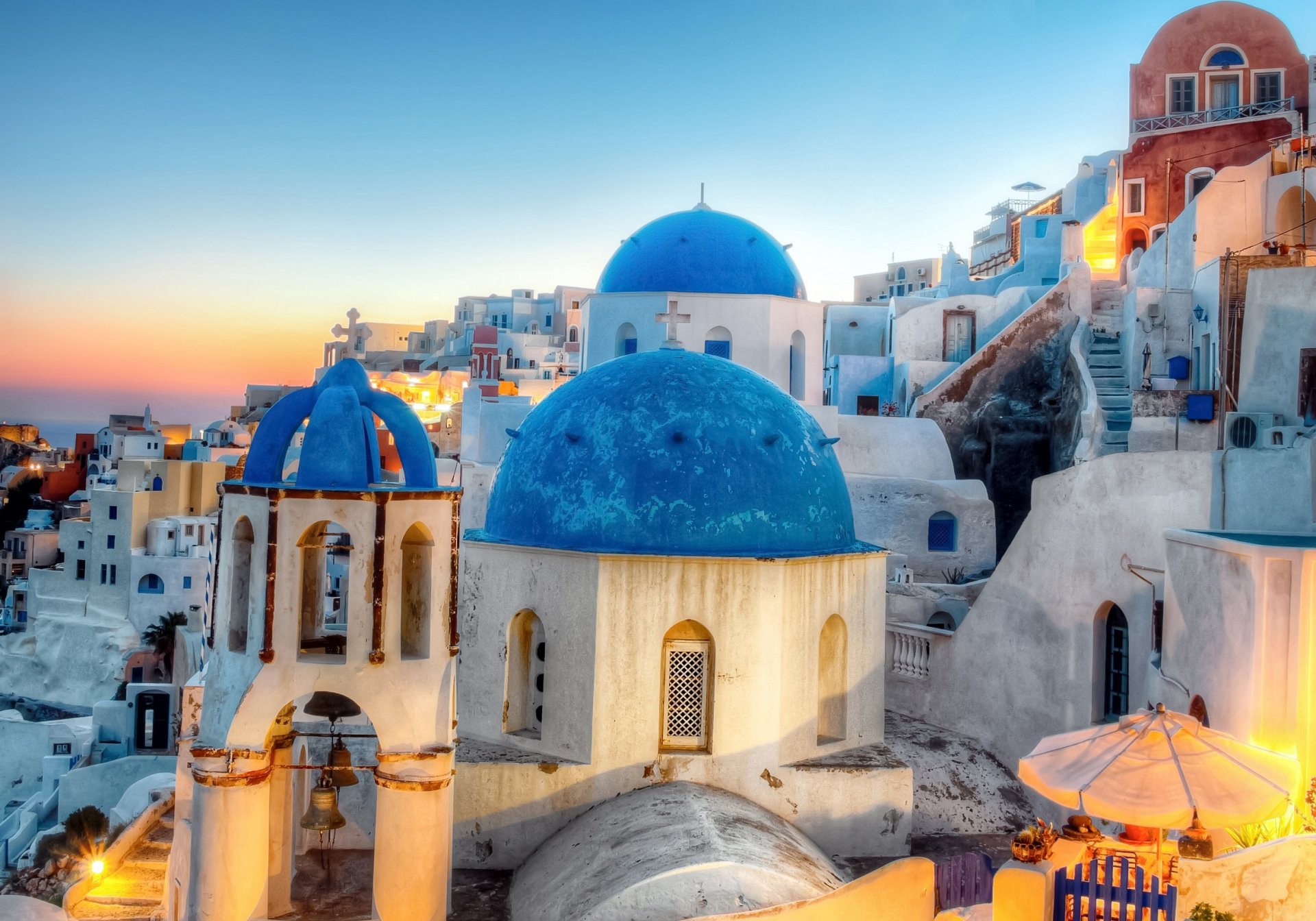 grèce santorin oia soirée ville éclairage église dômes maisons bâtiments