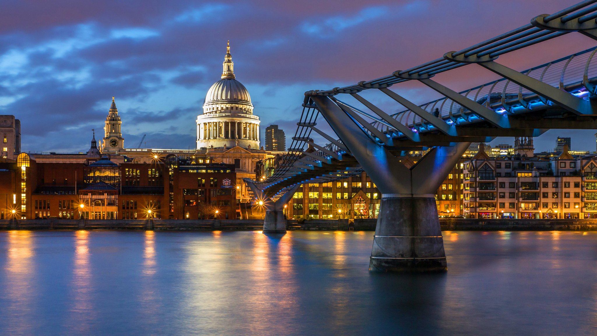 millennium bridge millennium st. paul s cathedral london england großbritannien stadt abend beleuchtung beleuchtung häuser gebäude fluss thames themse lichter wasser reflexion himmel wolken