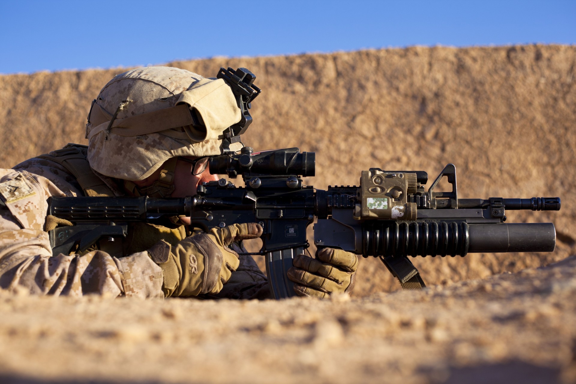 sable position soldats armes équipement désert