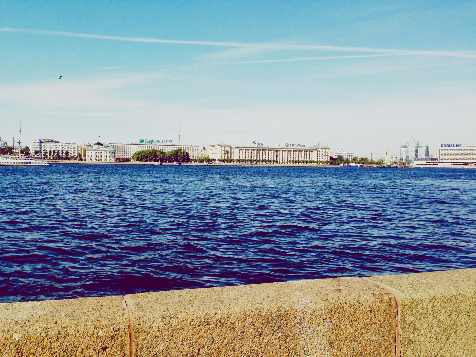 st. petersburg peter russland uferpromenade boote fluss häuser gebäude