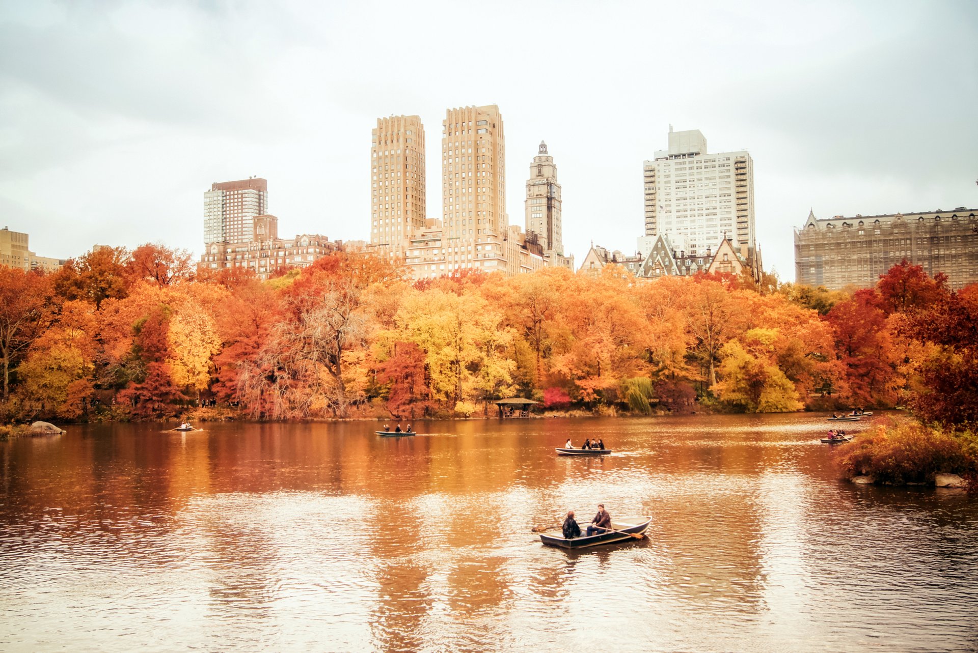 new york manhattan central park stati uniti città autunno natura alberi lago barche persone grattacieli case edifici