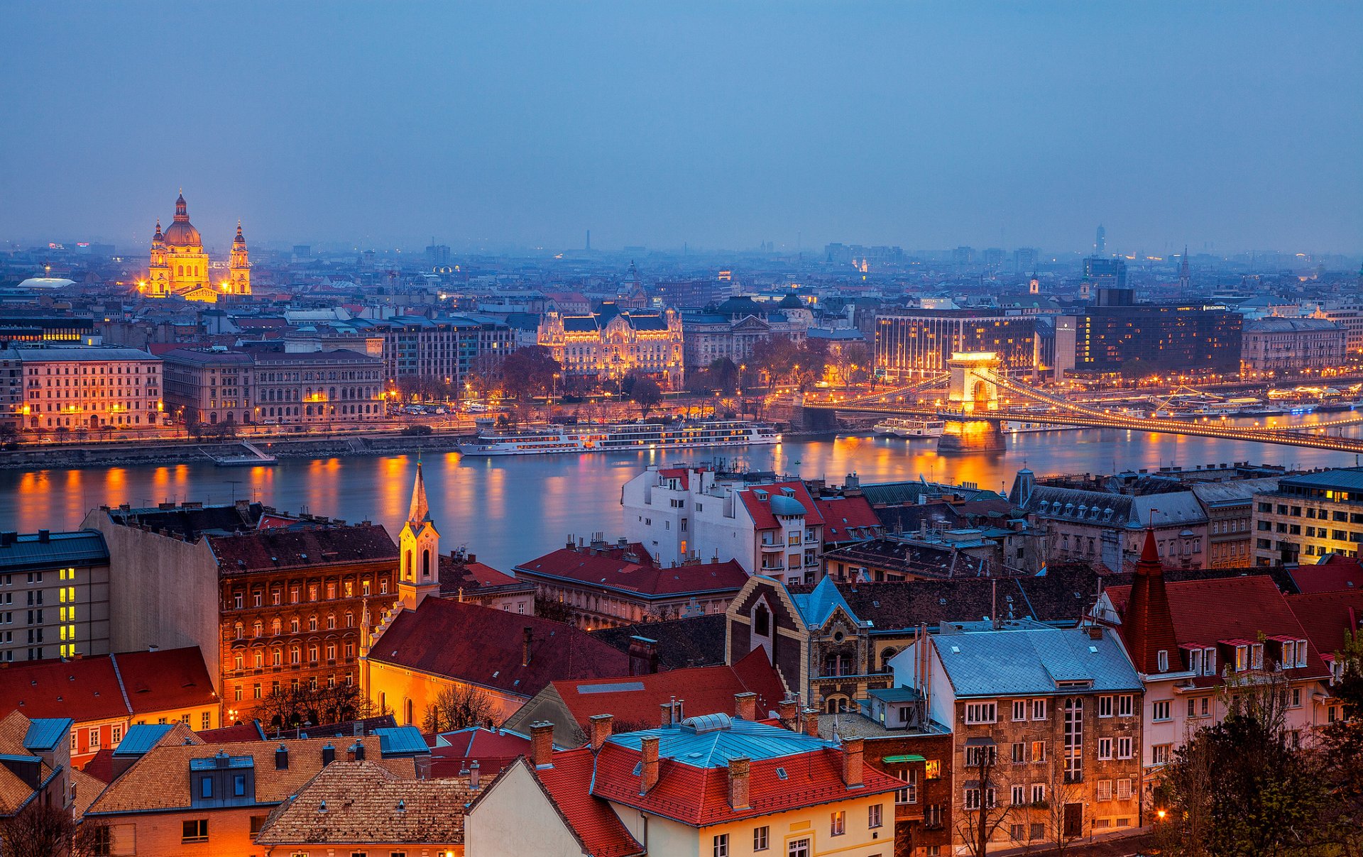 budapest hungría ciudad panorama edificios casas techos río puente de las cadenas noche