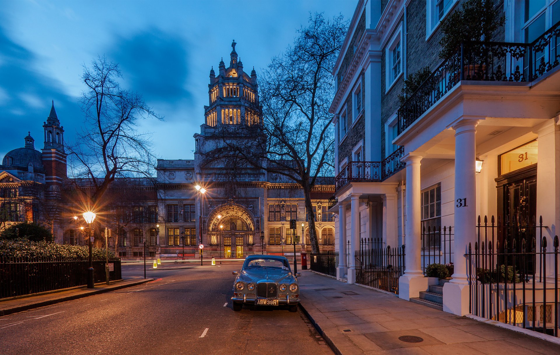 muzeum wiktorii i alberta south kensington londyn anglia wielka brytania miasto wieczór domy budynki droga samochód światła oświetlenie architektura