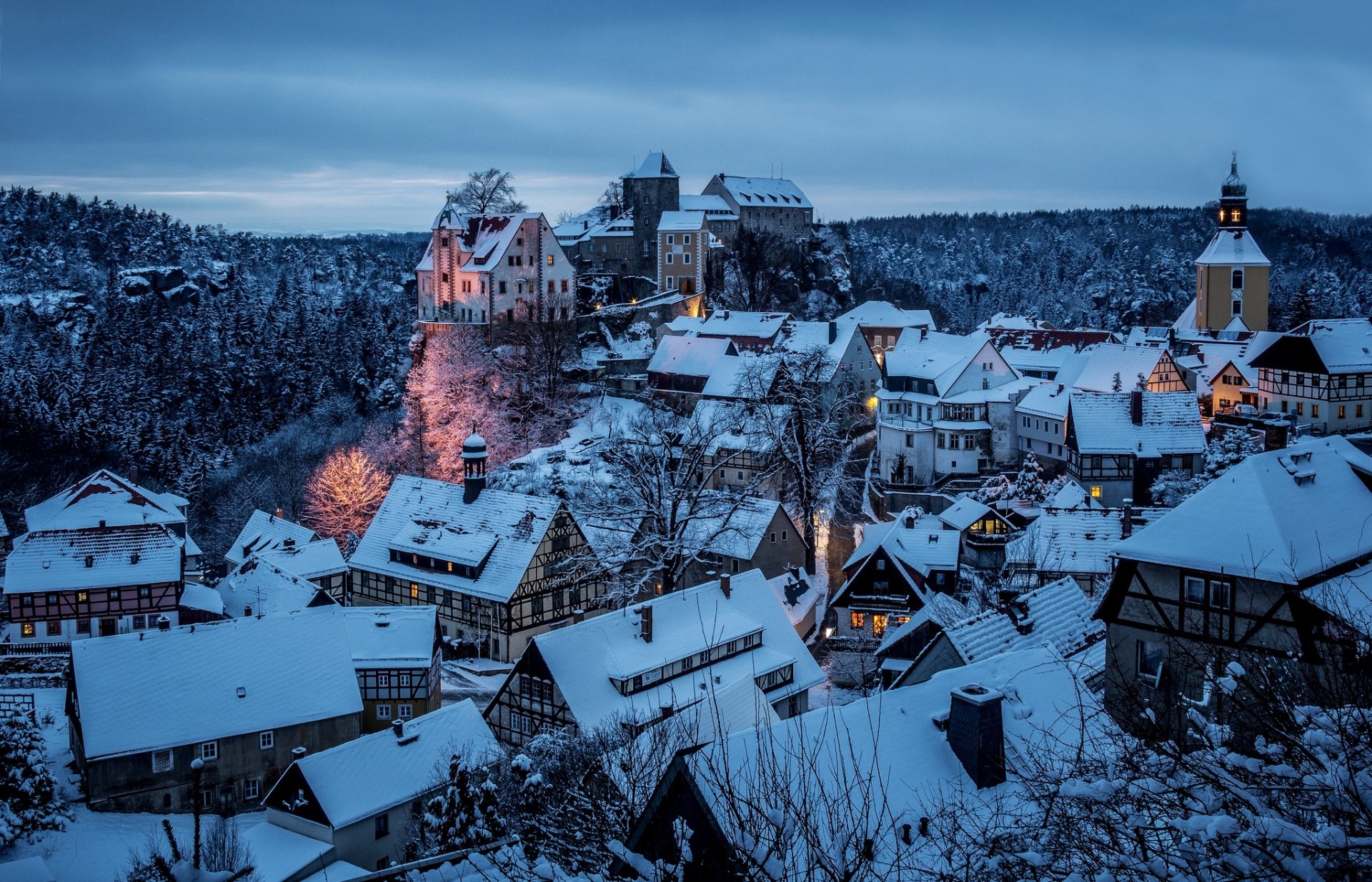 hohnstein sassonia landkreis sächsische schweiz germania città svizzera sassone distretto inverno neve casa sera