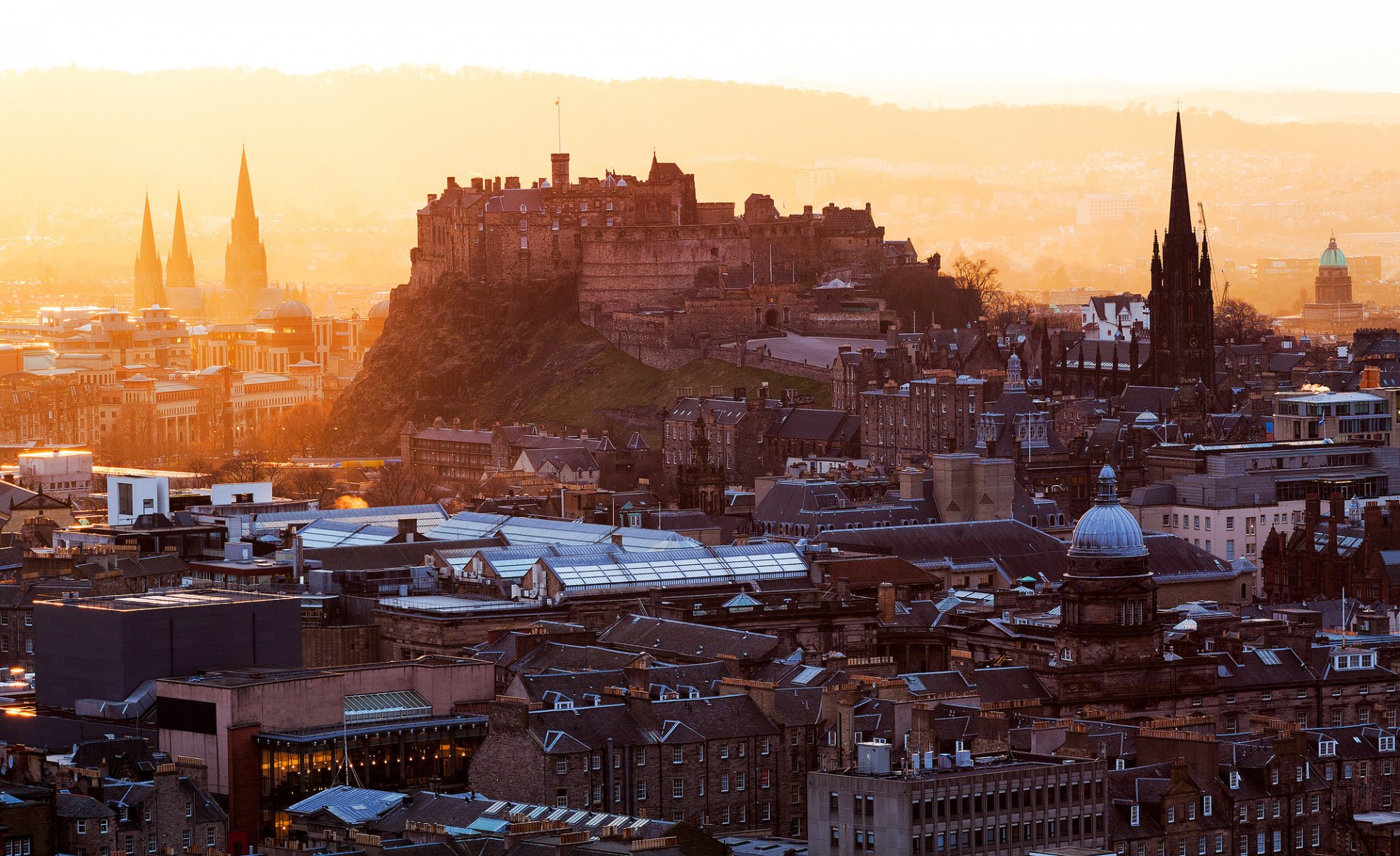 edinburgh edinburgh castle schottland großbritannien festung stadt häuser gebäude dächer architektur morgen morgendämmerung