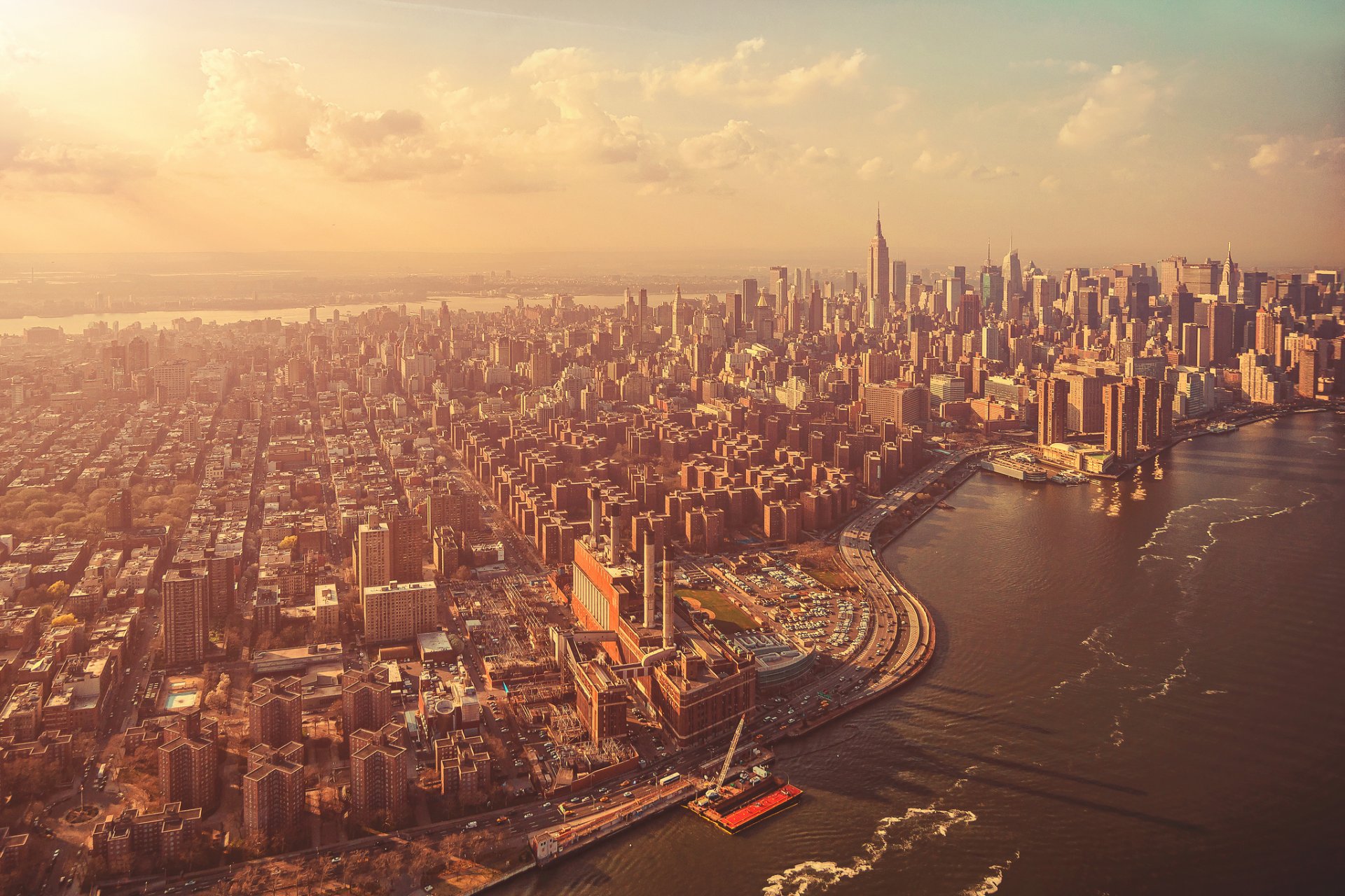 manhattan new york ville bâtiments ciel nuages eau vagues