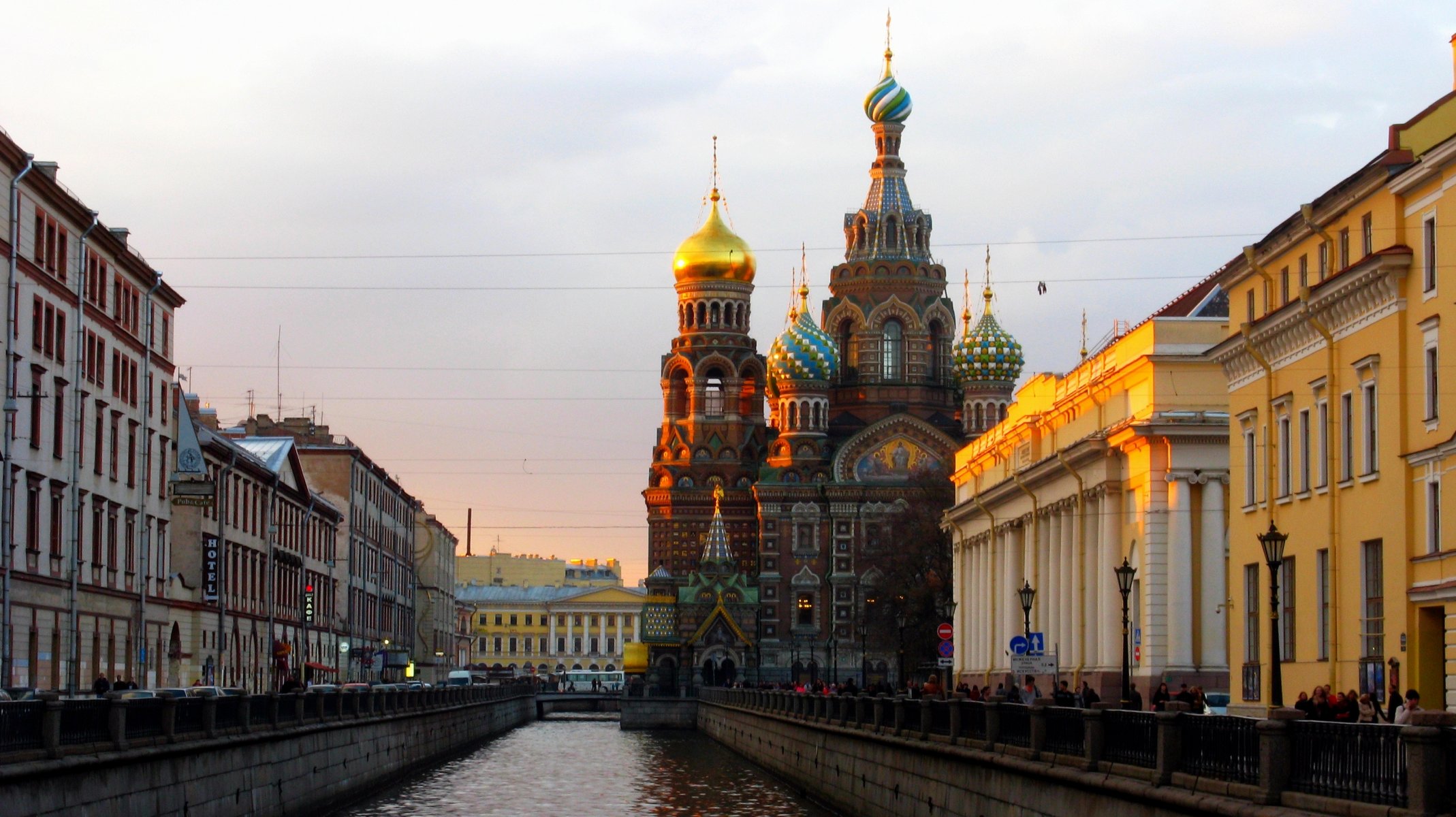 petersburg peter rosja nabrzeże łodzie rzeka domy budynki katedra zbawiciela na krwi