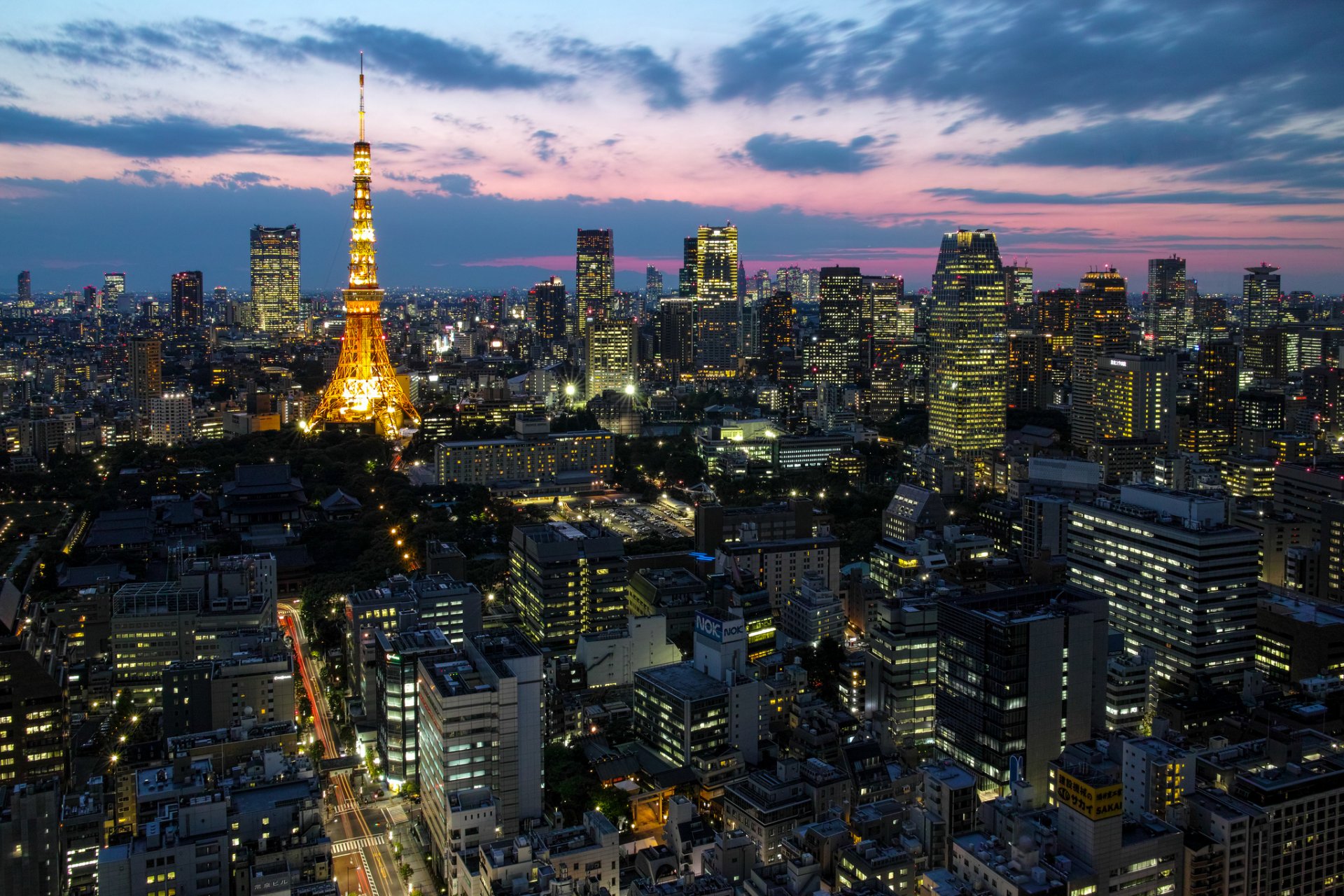 japón tokio capital capital metrópolis luces iluminación torre casas edificios rascacielos tarde puesta de sol cielo nubes