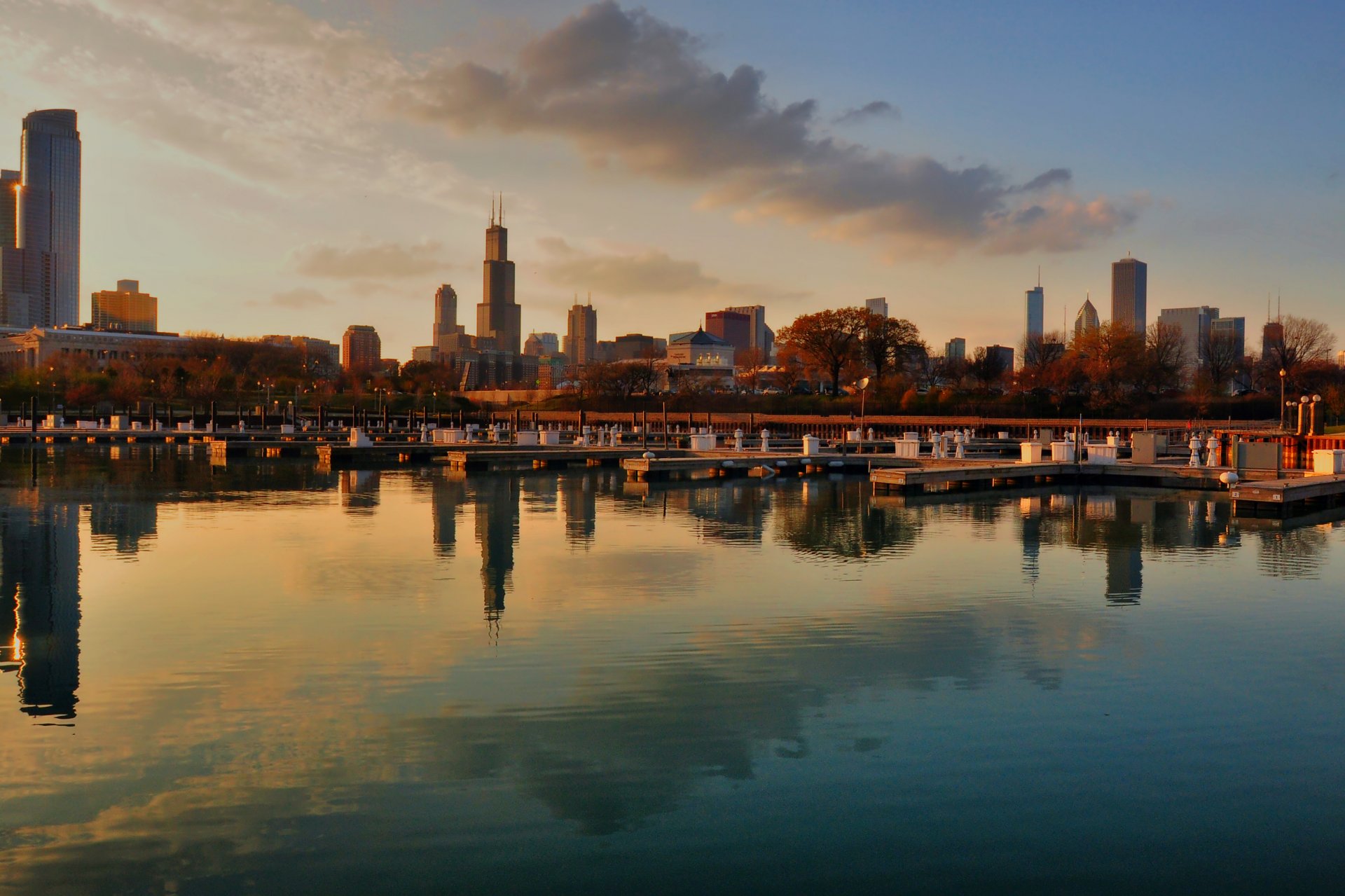 chicago illinois usa miasto wieczór panorama drapacze chmur zatoka nabrzeże jesień