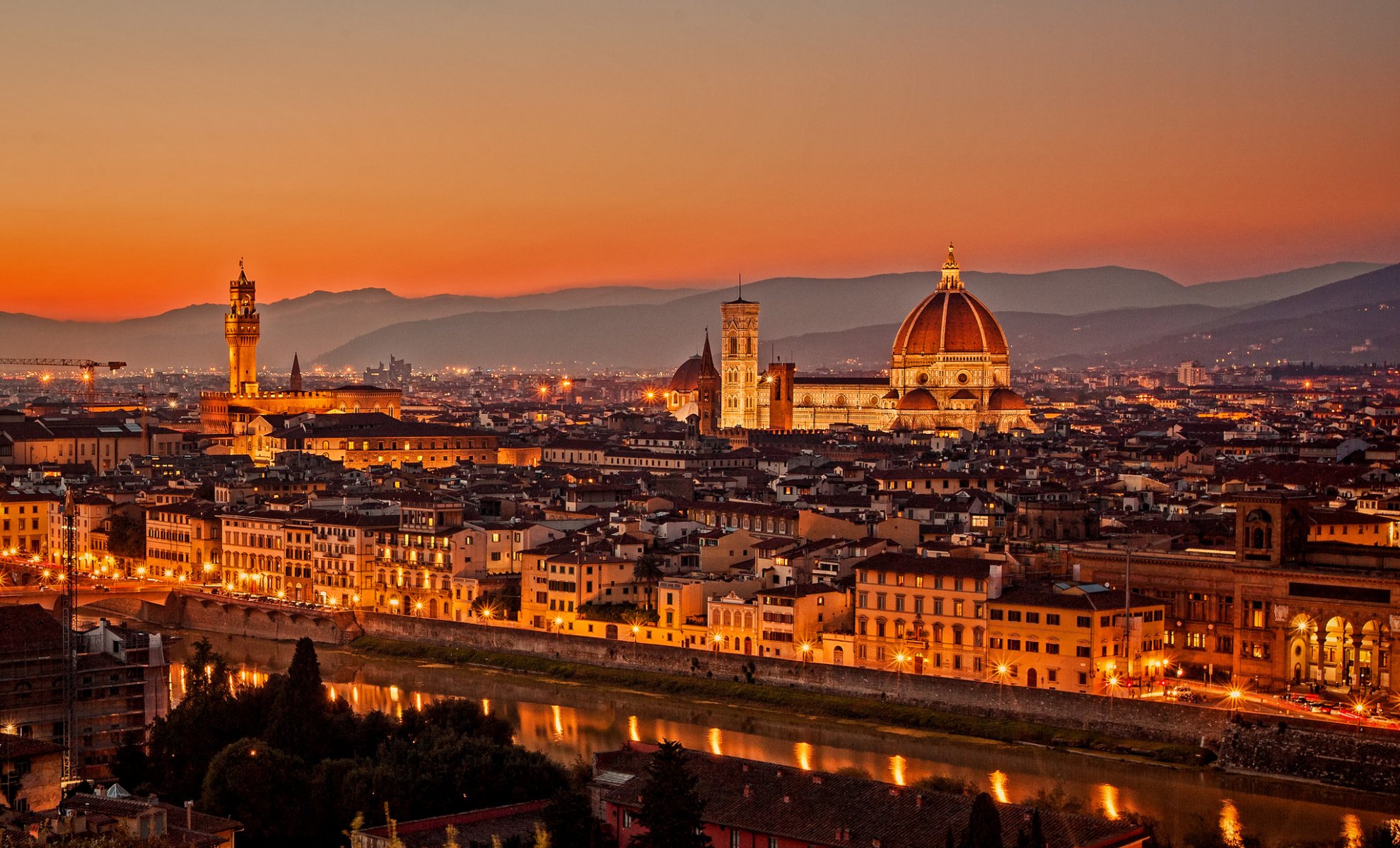 italia firenze florencia la cattedrale santa maria del fiore toscana santa maria del fiore catedral ciudad tarde puesta de sol vista panorama luces arquitectura casas edificios puente