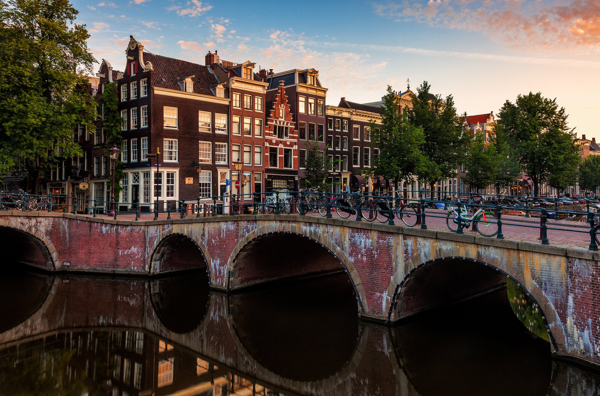 amsterdam paesi bassi città ponte biciclette canale fiume case costruzioni