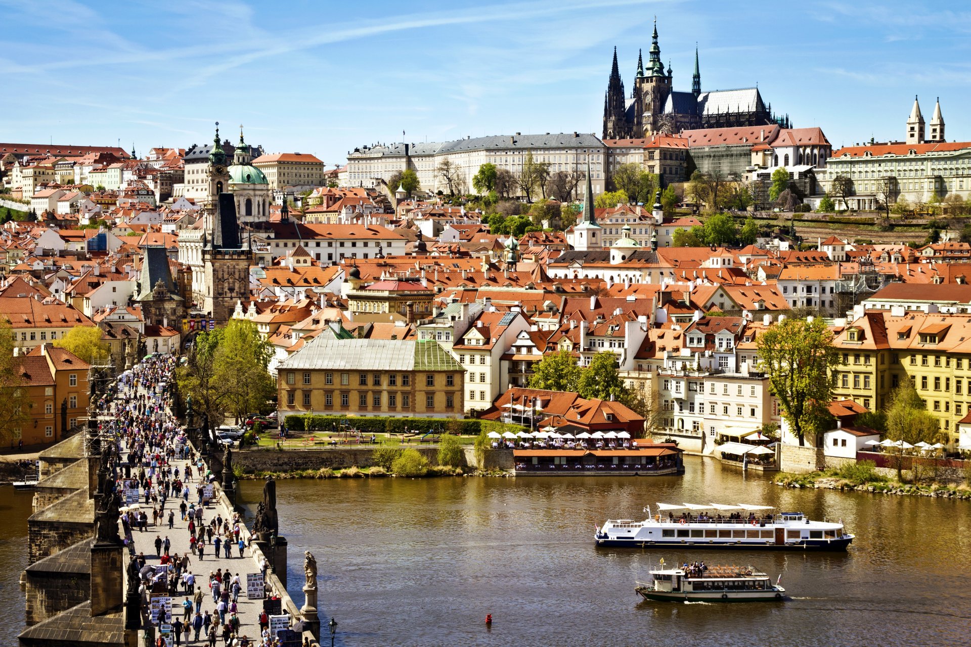 praga karlvv most ponte carlo repubblica ceca česká republika città panorama vista edifici case tetti traghetto fiume moldava persone architettura