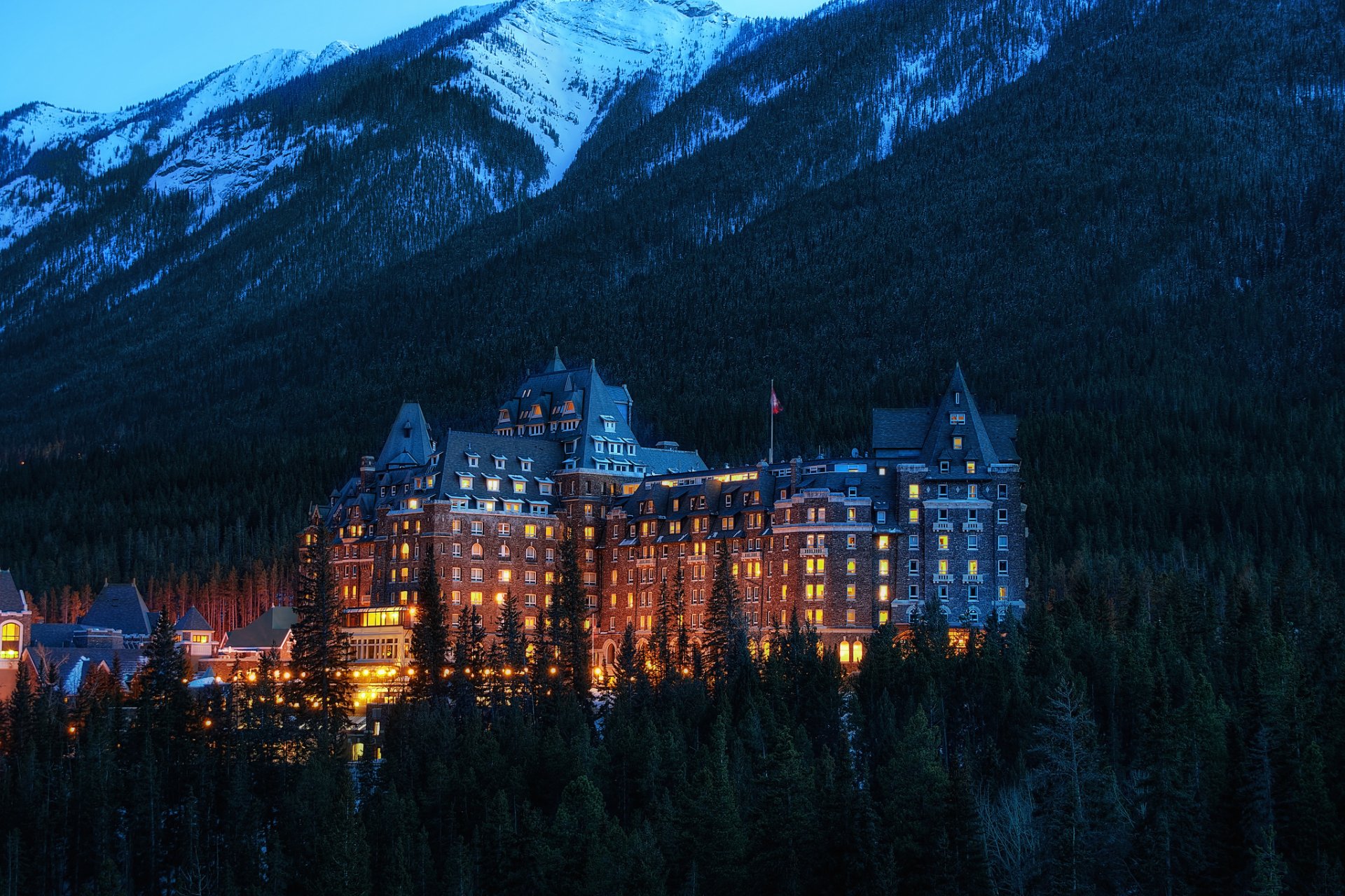 alberta park narodowy banff kanada banff park narodowy miasto góry hotel drzewa wieczór oświetlenie światło budynek