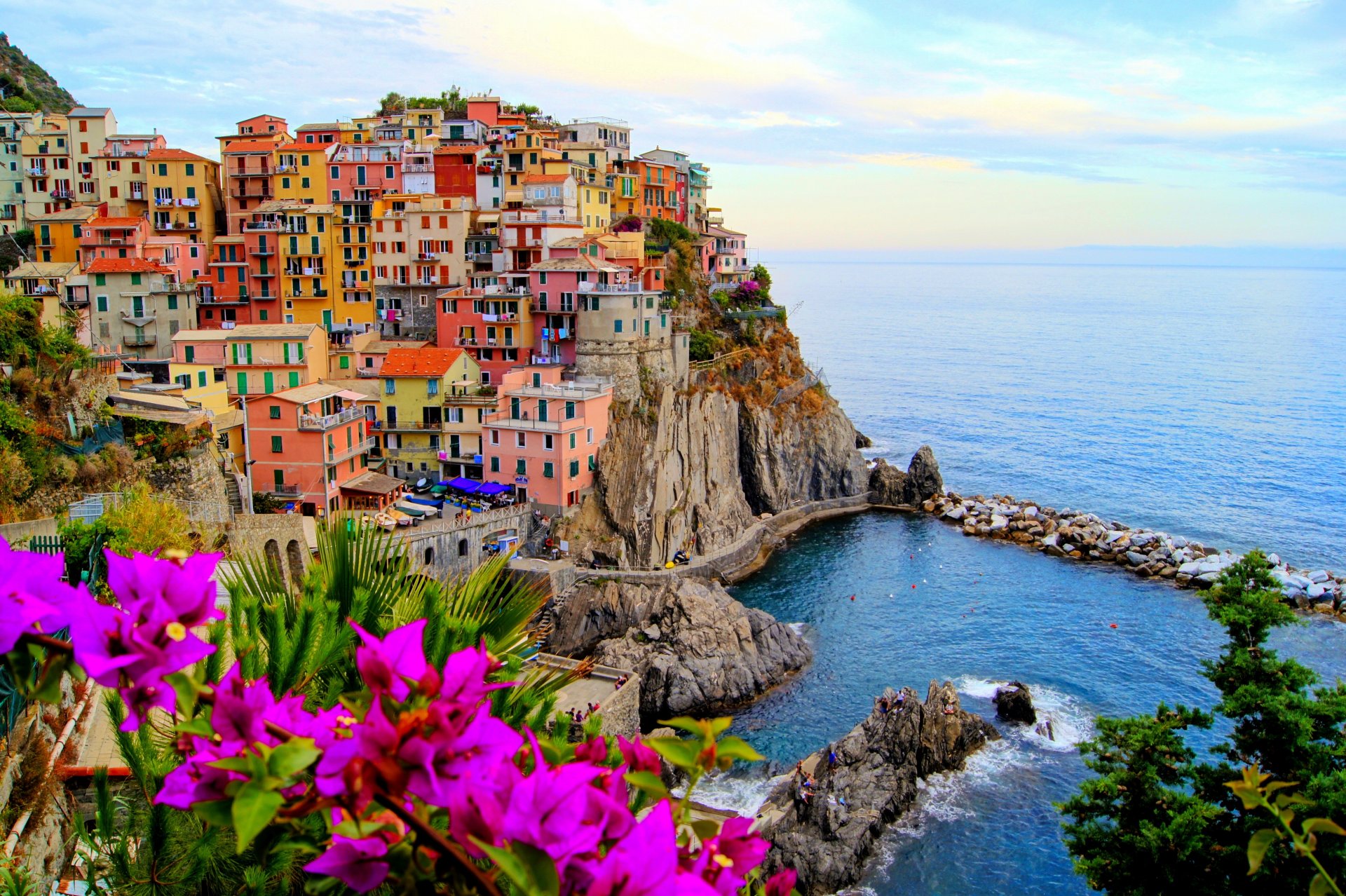 monterosso al mare monterosso al mare italien stadt häuser boote meer küste steine felsen landschaft blumen natur