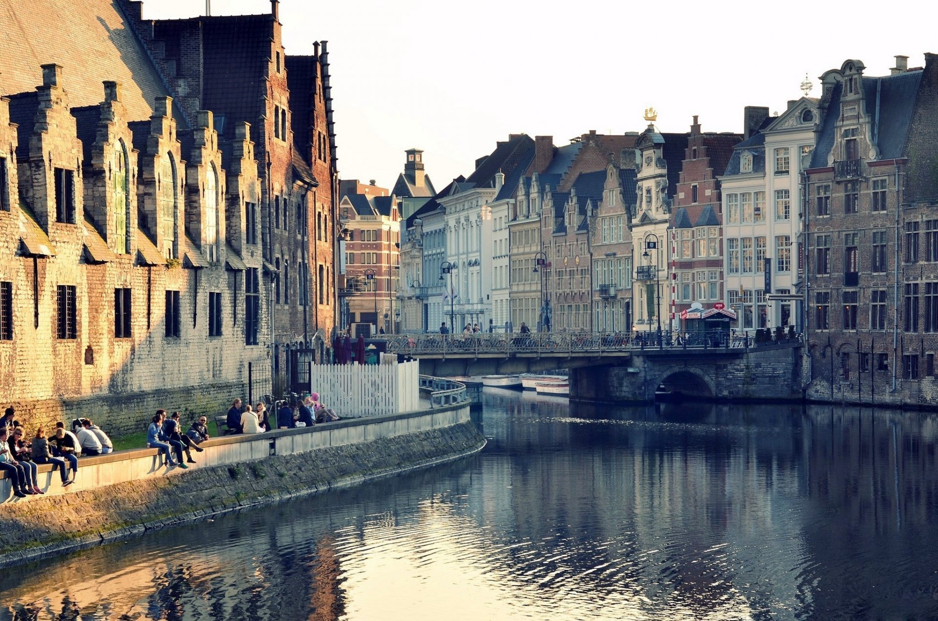 gandawa belgia miasto domy budynki woda odbicie most kanał okna