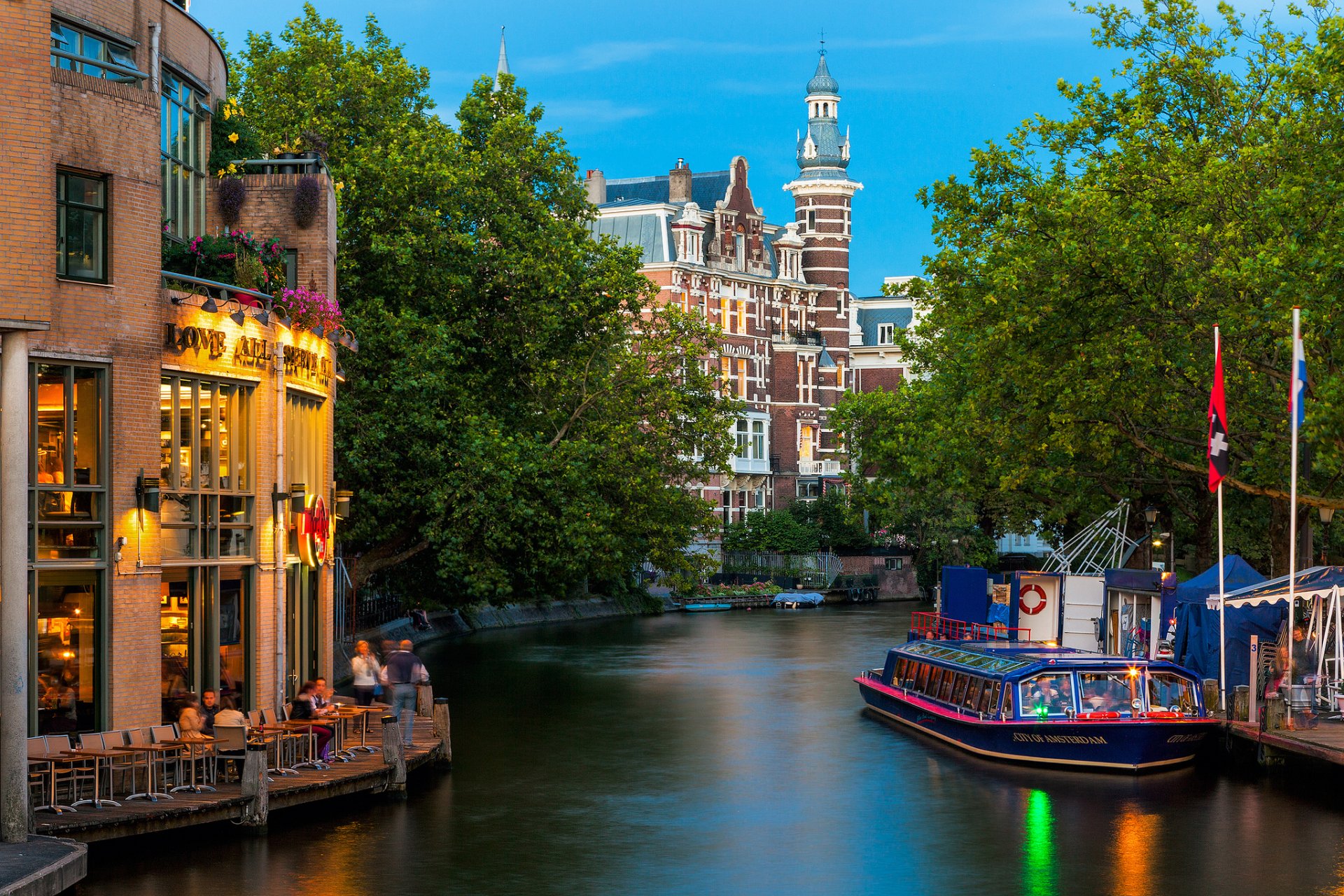 amsterdam stadt niederlande gebäude café architektur kanal fluss straßenbahn fluss menschen natur bäume