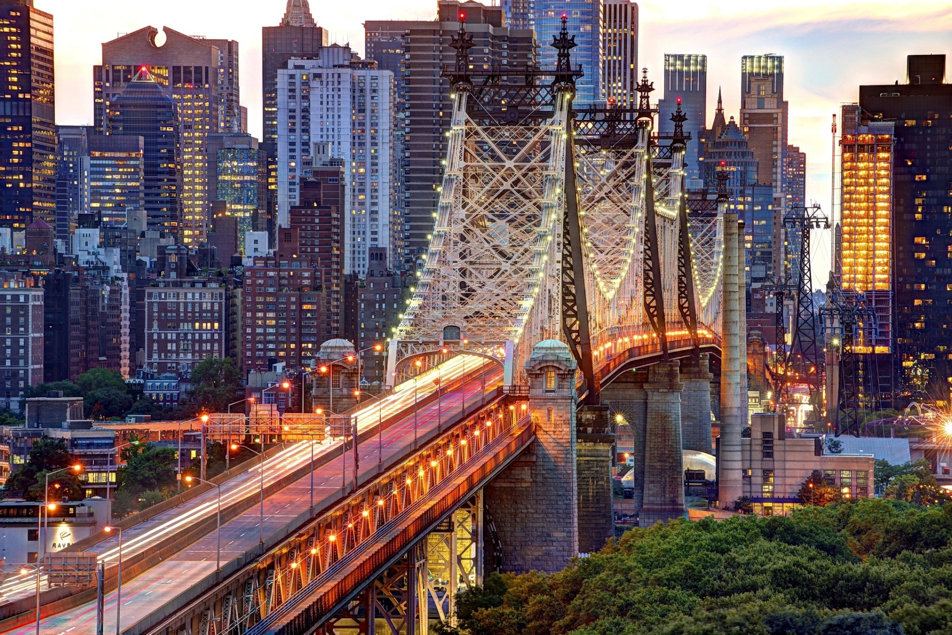 new york états-unis manhattan pont de queensboro east river pont de queensboro ville soirée route lumières lanternes éclairage arbres gratte-ciel maisons bâtiments gratte-ciel