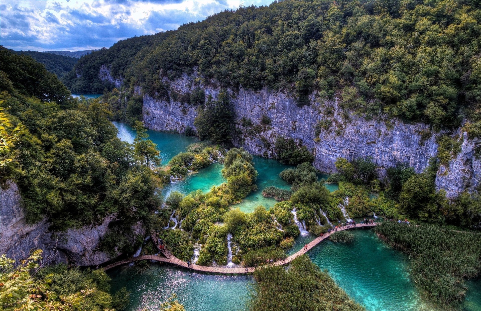 landschaft brücke bäume wasser berge menschen natur