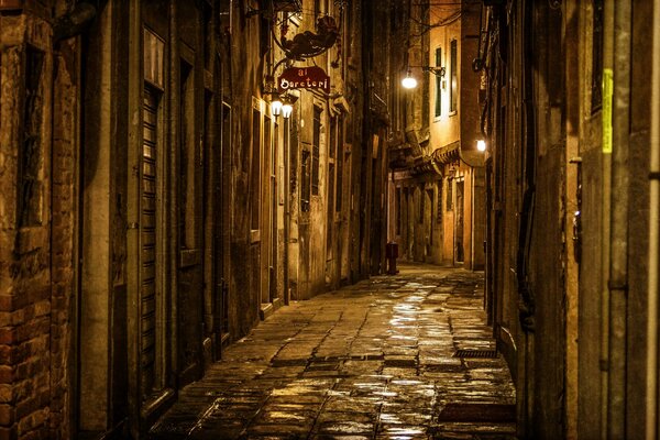 Venecia Nocturna. Calles estrechas y viejas