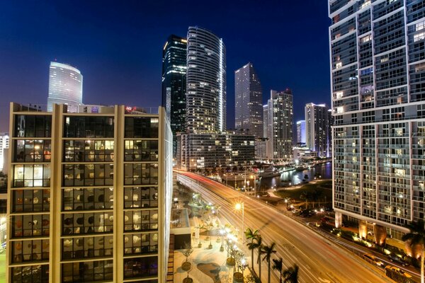 Miami dans les lumières la nuit