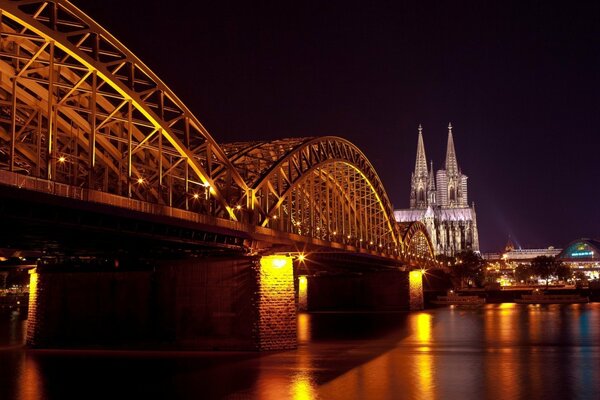 Nachtansicht der Kathedrale von der Brücke