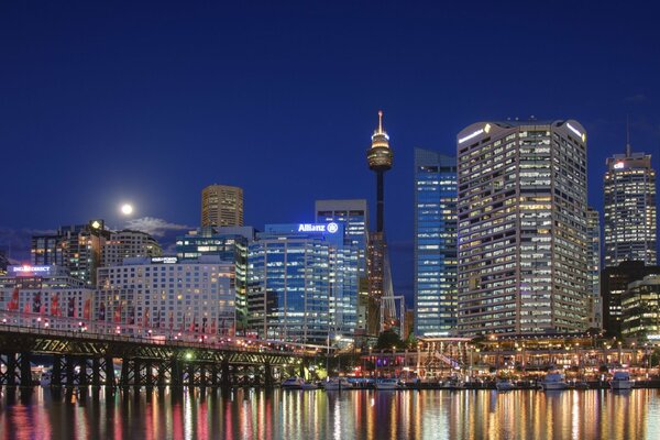 Wieża Sydney Centerpoint w świetle nocnego miasta