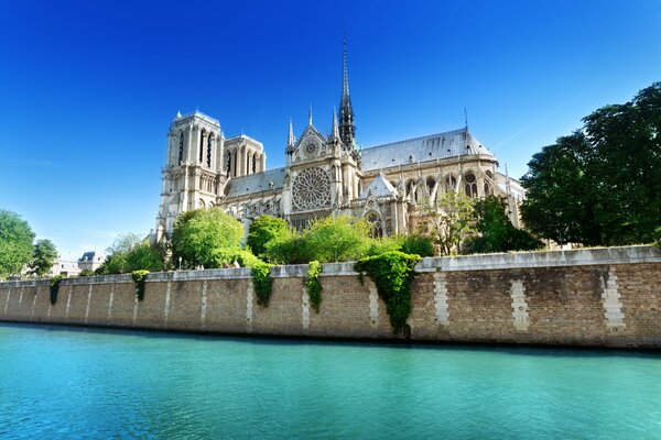 Tempio cattolico nel centro di Parigi vista sul fiume