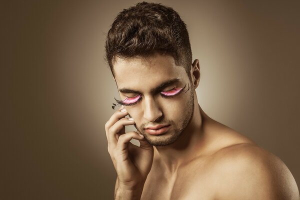 Homme sur fond sombre dans une pose intéressante