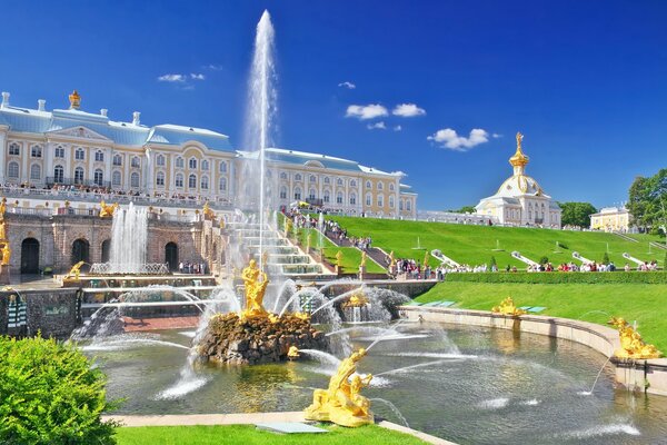 Peterhof, Petrodvorets, Saint-Pétersbourg, Russie, fontaines en été sur fond de ciel bleu