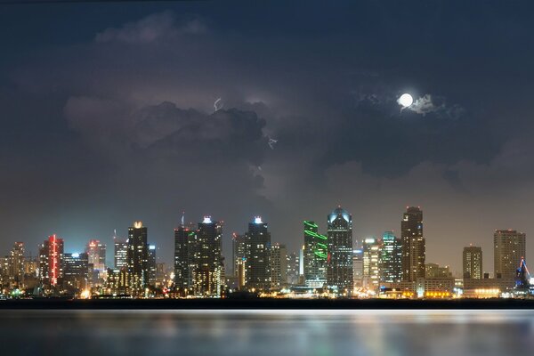 La ciudad de San Diego a la luz de la Luna