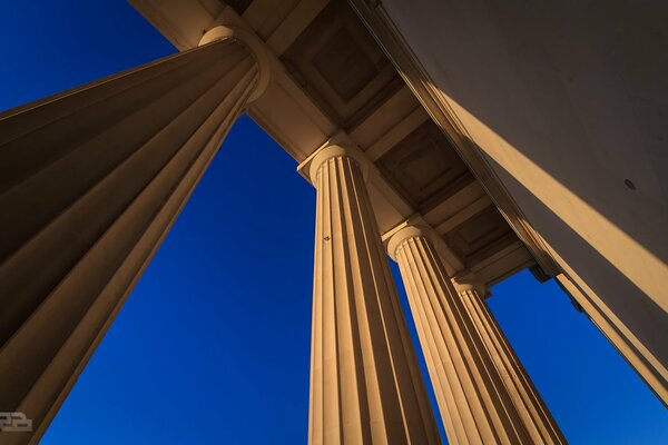 Las columnas del edificio de la ciudad se elevan hacia el cielo