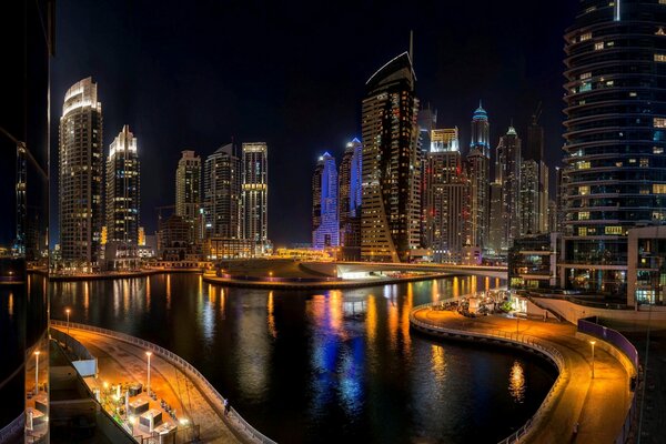 Ночные красоты Дубая. Небоскрёбы светятся огнями