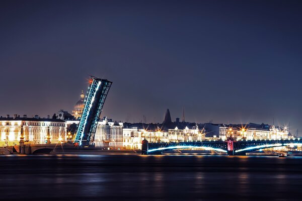 Scheidung der Brücke von der Uferpromenade von St. Petersburg