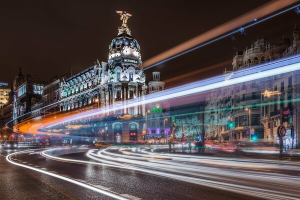 Madrid notturna alla luce delle luci elettriche