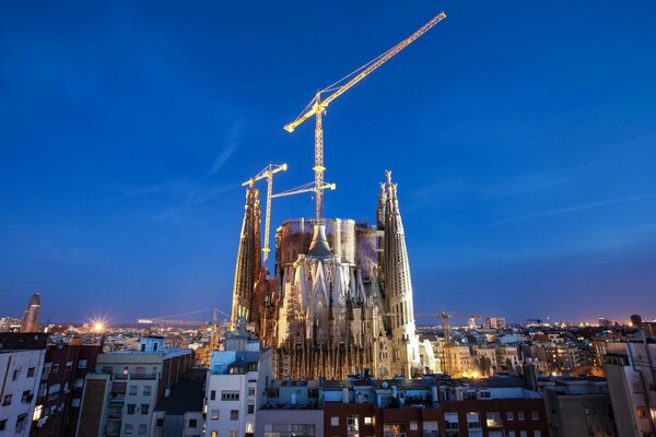 Vista de la Iglesia De la noche de Barcelona