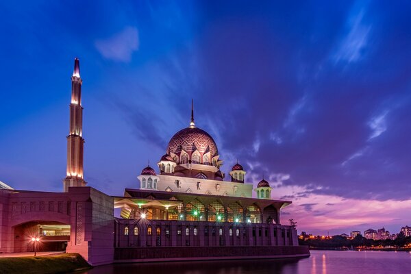 Zdjęcie nocnego meczetu w Malezji