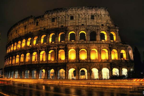 Nächtliches italienisches Kolosseum in Rom