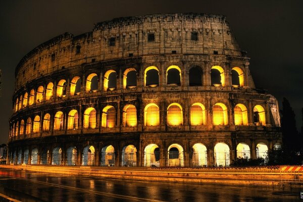 Colisée Italien de nuit à Rome