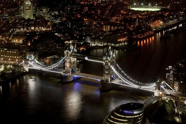 Londyński mostr do merii nocą